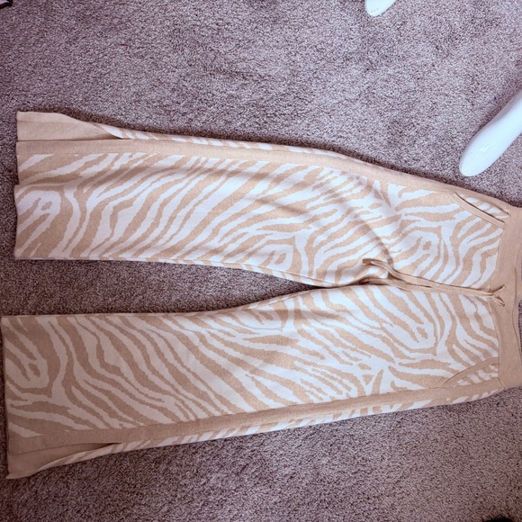 Chico’s Women's Beige Zebra Print 2PC Cashmere Blend Set - Picture 3 of 11